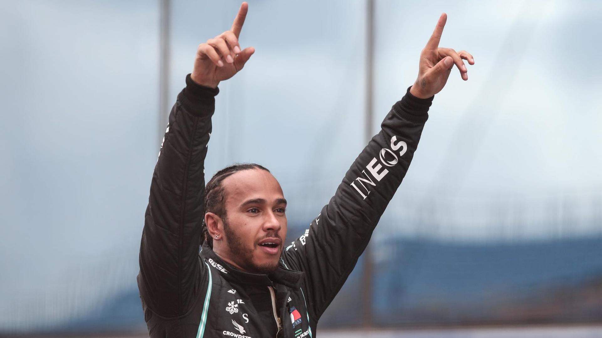 Hamilton streckt beide Arme in die Höhe. Hamilton streckt beide Arme in die Höhe.