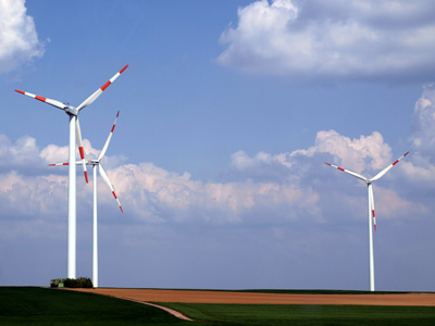 Erneuerbare Energie mit Hilfe von Windrädern Erneuerbare Energie mit Hilfe von Windrädern