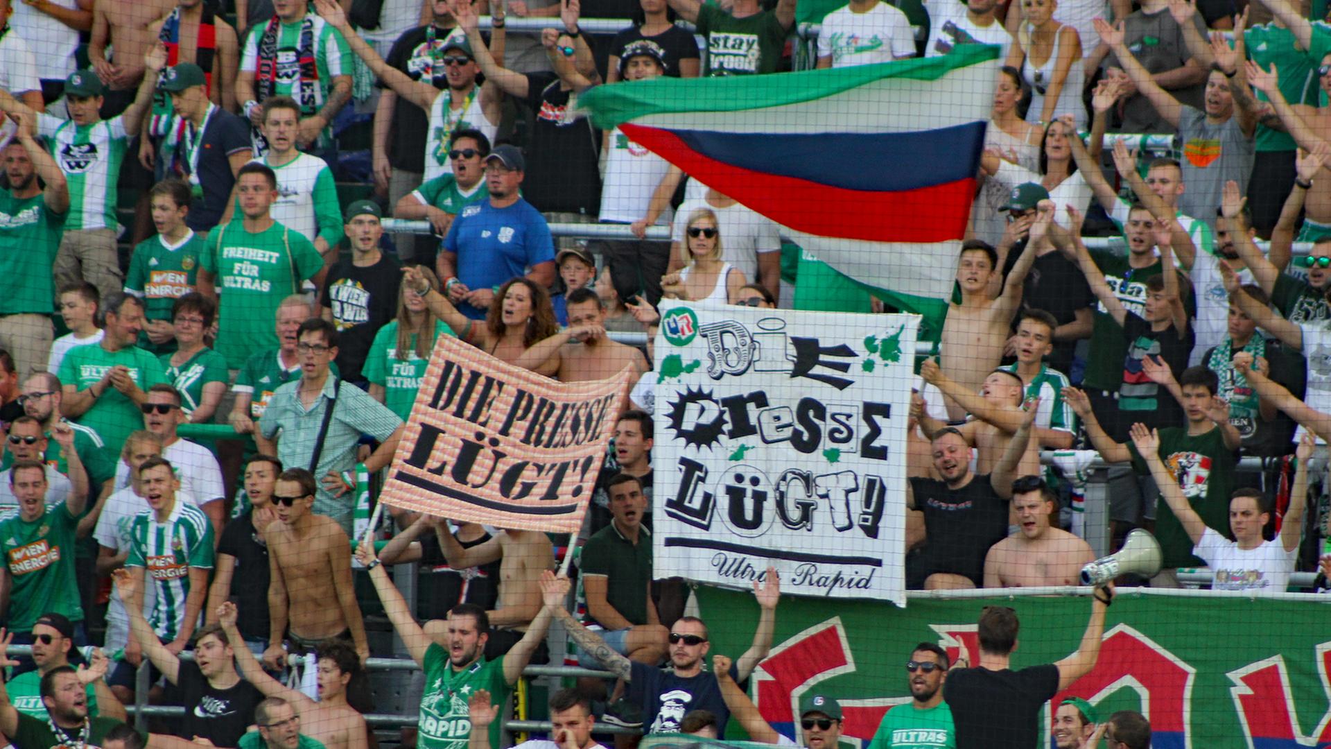 Blick auf die Fantribüne von Rapid Wien, Fans halten Plakate hoch mit der Aufschrift "Die Presse lügt". Blick auf die Fantribüne von Rapid Wien, Fans halten Plakate hoch mit der Aufschrift "Die Presse lügt".