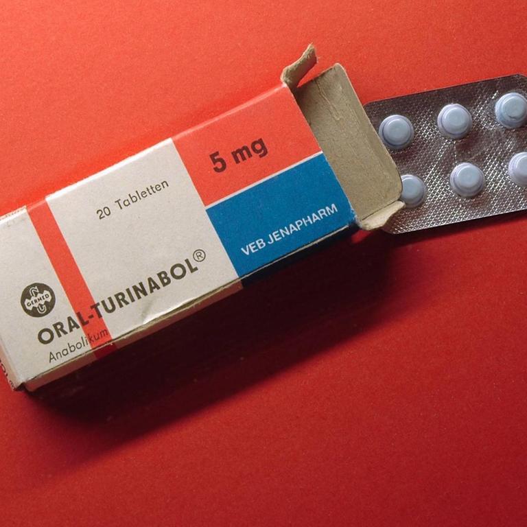 Eine Medikamentenschachtel mit einem Blister voll Oral-Turinabol.
