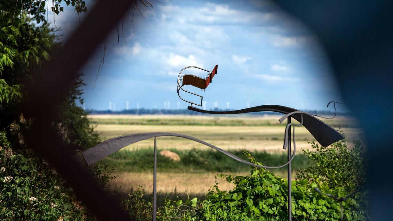 Blick aus einem Fenster in den Garten des "Dornenhaus" auf eine Skulptur. Blick aus einem Fenster in den Garten des "Dornenhaus" auf eine Skulptur.