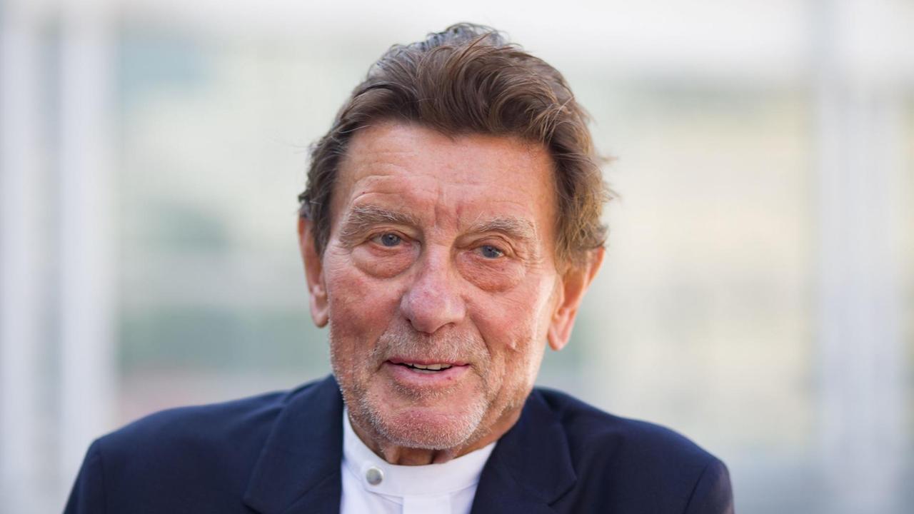 Der Architekt Helmut Jahn blickt in die Kamera. Der Architekt Helmut Jahn blickt in die Kamera.