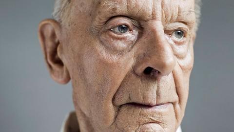 Porträtaufnahme eines hundertjährigen Mannes.