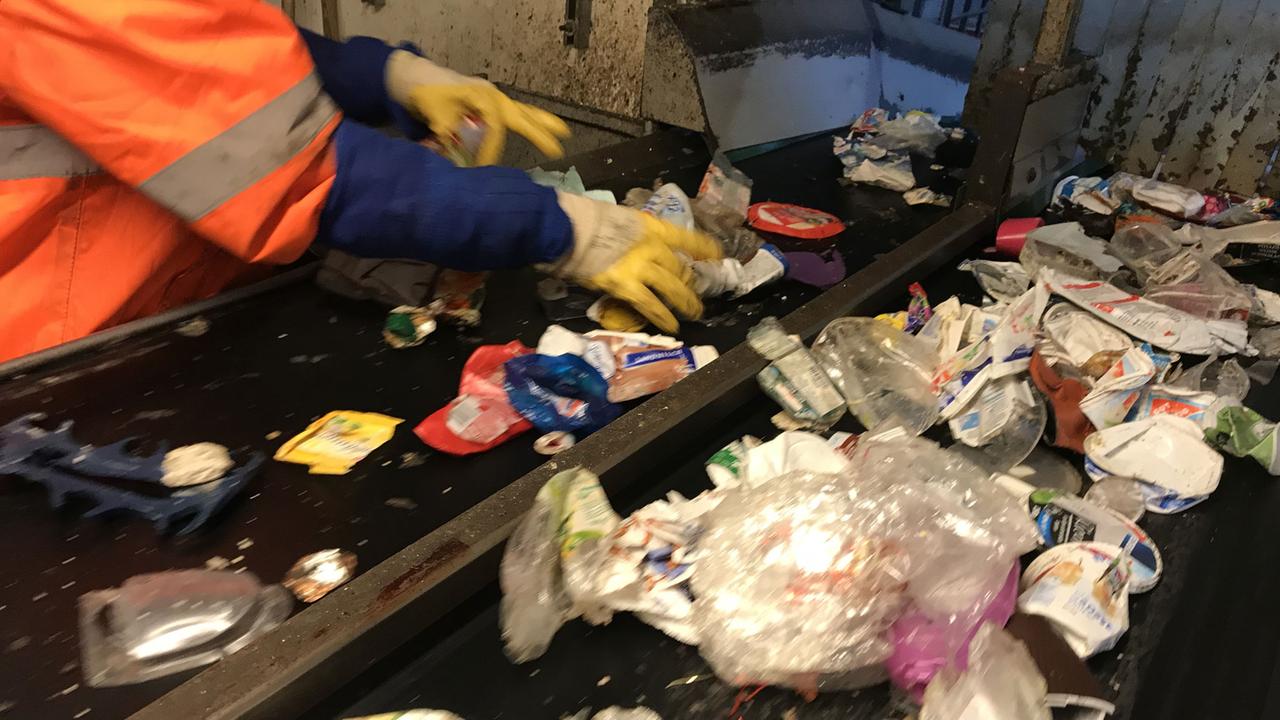 Mitarbeiter in der Müllsortierungsanlage in Hamburg-Tiefstack Mitarbeiter in der Müllsortierungsanlage in Hamburg-Tiefstack