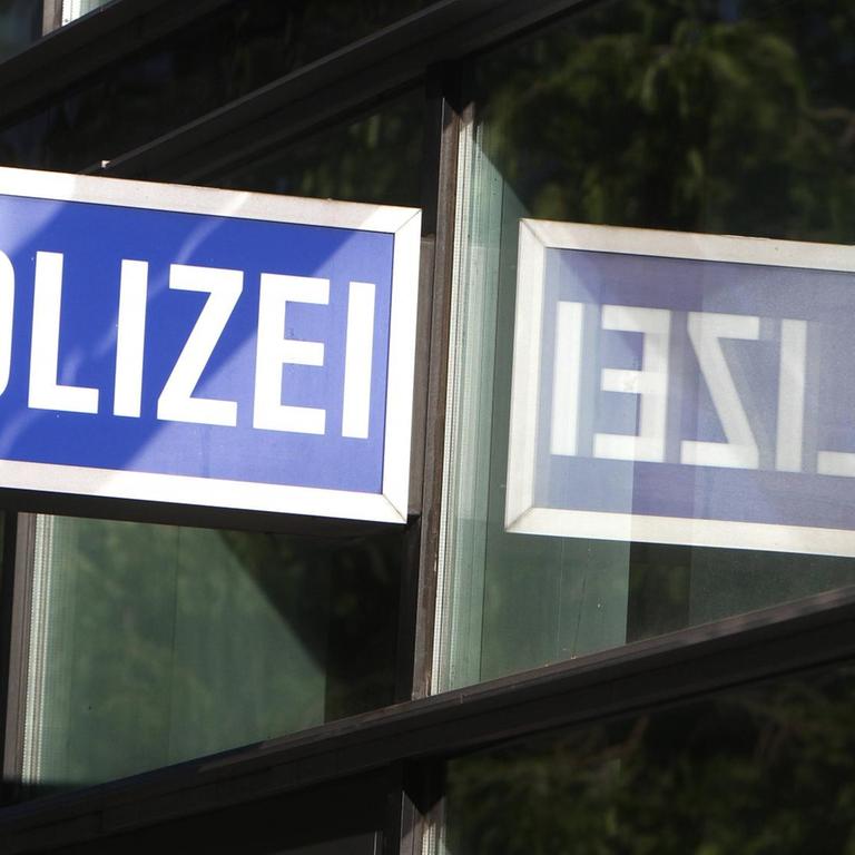 Schild mit Aufschrift Polizei hängt am 1. Polizeirevier in der Innenstadt Frankfurt in der Straße Zeil an der Konstablerwache, Hessen