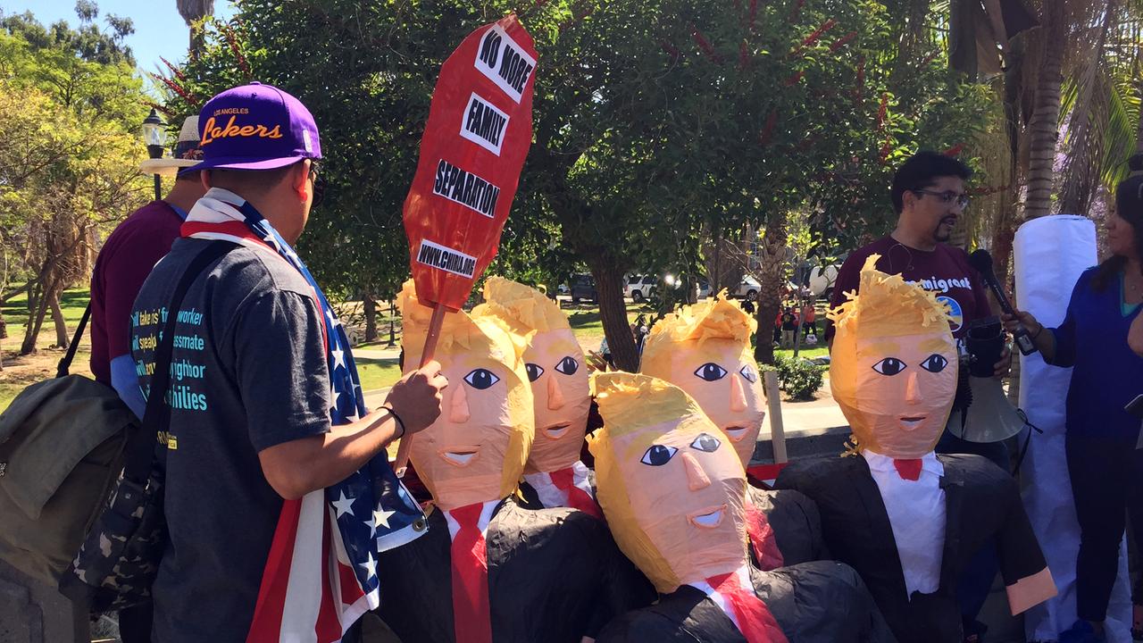 Anti-Trump-Proteste in Kalifornien mit Puppen des US-Präsidenten und einem Plakat, dass sich gegen die Separierung von Familien ausspricht Anti-Trump-Proteste in Kalifornien mit Puppen des US-Präsidenten und einem Plakat, dass sich gegen die Separierung von Familien ausspricht