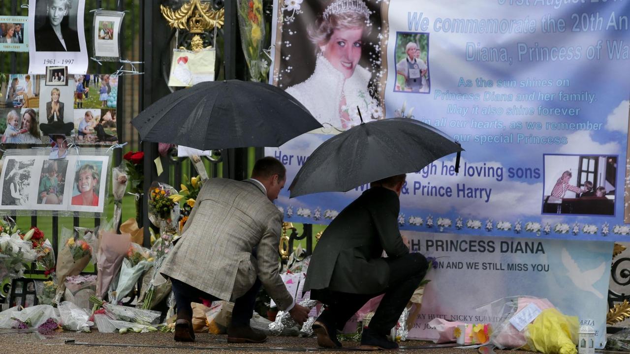 Prinz Harry und Prinz William legten bereits gestern Blumen am Kensington Park nieder. Prinz Harry und Prinz William legten bereits gestern Blumen am Kensington Park nieder.