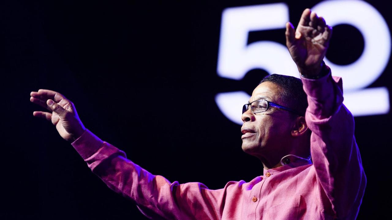 Der Jazz-Pianist Herbie Hancock auf der Bühne des Auditorium Stravinski während des 50. Montreux Jazz Festivals in der Schweiz. Der Jazz-Pianist Herbie Hancock auf der Bühne des Auditorium Stravinski während des 50. Montreux Jazz Festivals in der Schweiz.