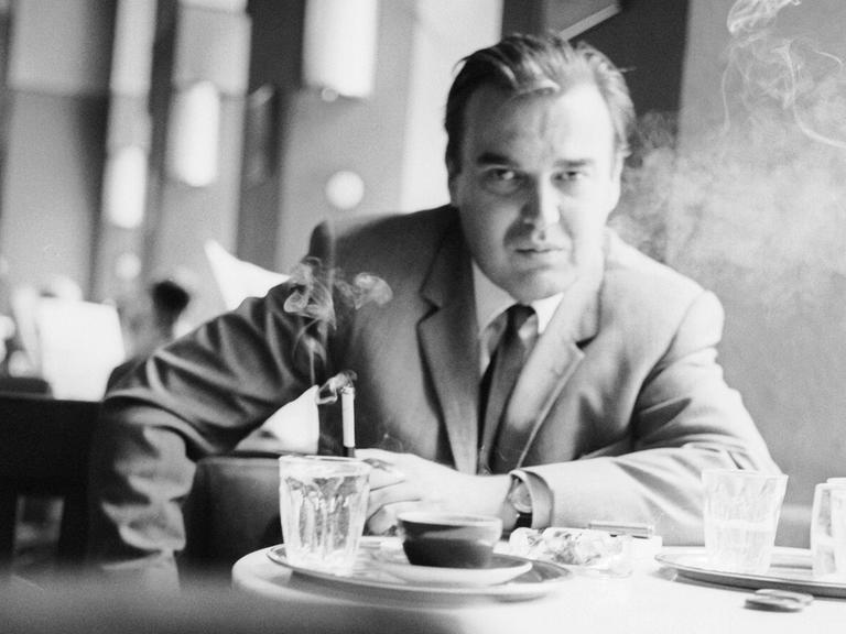 Der österreichische Schriftsteller Gerhard Fritsch, aufgenommen 1967 in einem Wiener Kaffeehaus