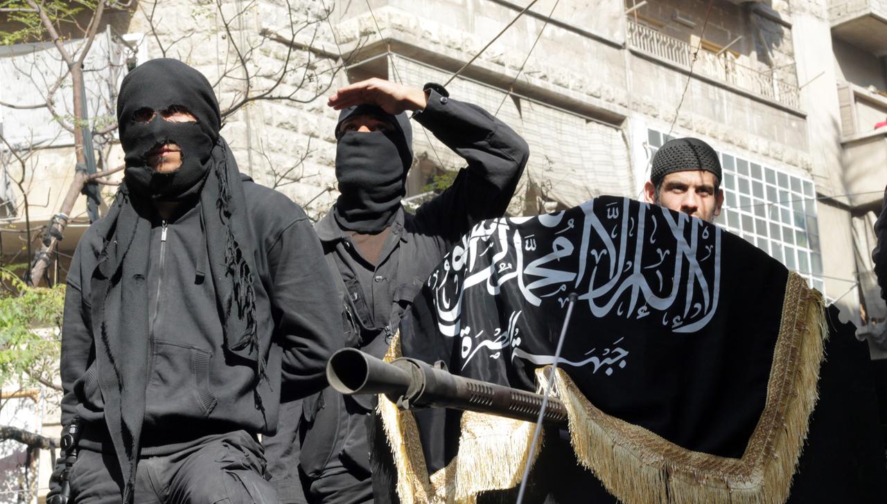 Unterstützer der Terrorgruppe IS während einer Demonstration in Syrien.