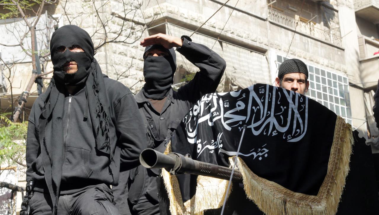 Unterstützer der Terrorgruppe IS während einer Demonstration in Syrien. Unterstützer der Terrorgruppe IS während einer Demonstration in Syrien.