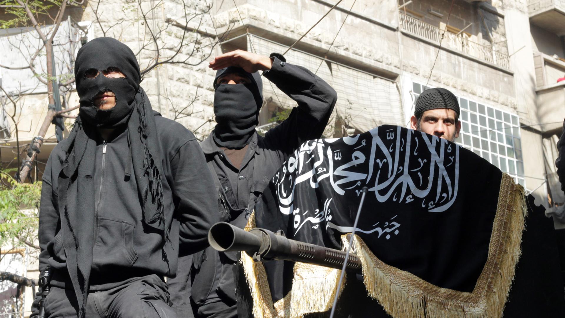 Unterstützer der Terrorgruppe IS während einer Demonstration in Syrien. Unterstützer der Terrorgruppe IS während einer Demonstration in Syrien.