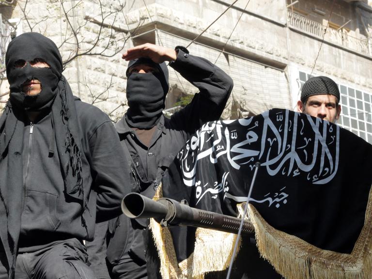 Terror im Namen des Glaubens: Unterstützer des IS während einer Demonstration in Syrien