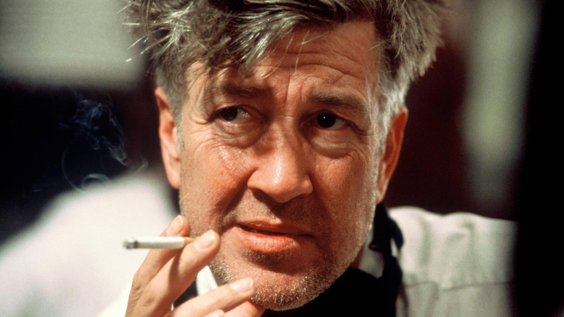 Regisseur David Lynch bei den Dreharbeiten zu "Mulholland Drive" im Jahr 2001. Regisseur David Lynch bei den Dreharbeiten zu "Mulholland Drive" im Jahr 2001.