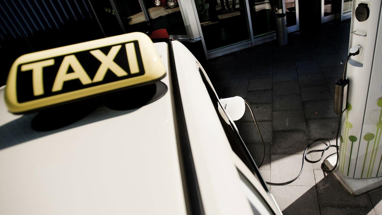 Das erste E-Taxi in NRW wird am Donnerstag (29.09.2011) in Hagen vorgestellt. Der Stromanbieter Mark-E stellte der Taxigenossenschaft in Hagen das Elektro-Taxi zur Verfügung. Das erste E-Taxi in NRW wird am Donnerstag (29.09.2011) in Hagen vorgestellt. Der Stromanbieter Mark-E stellte der Taxigenossenschaft in Hagen das Elektro-Taxi zur Verfügung.