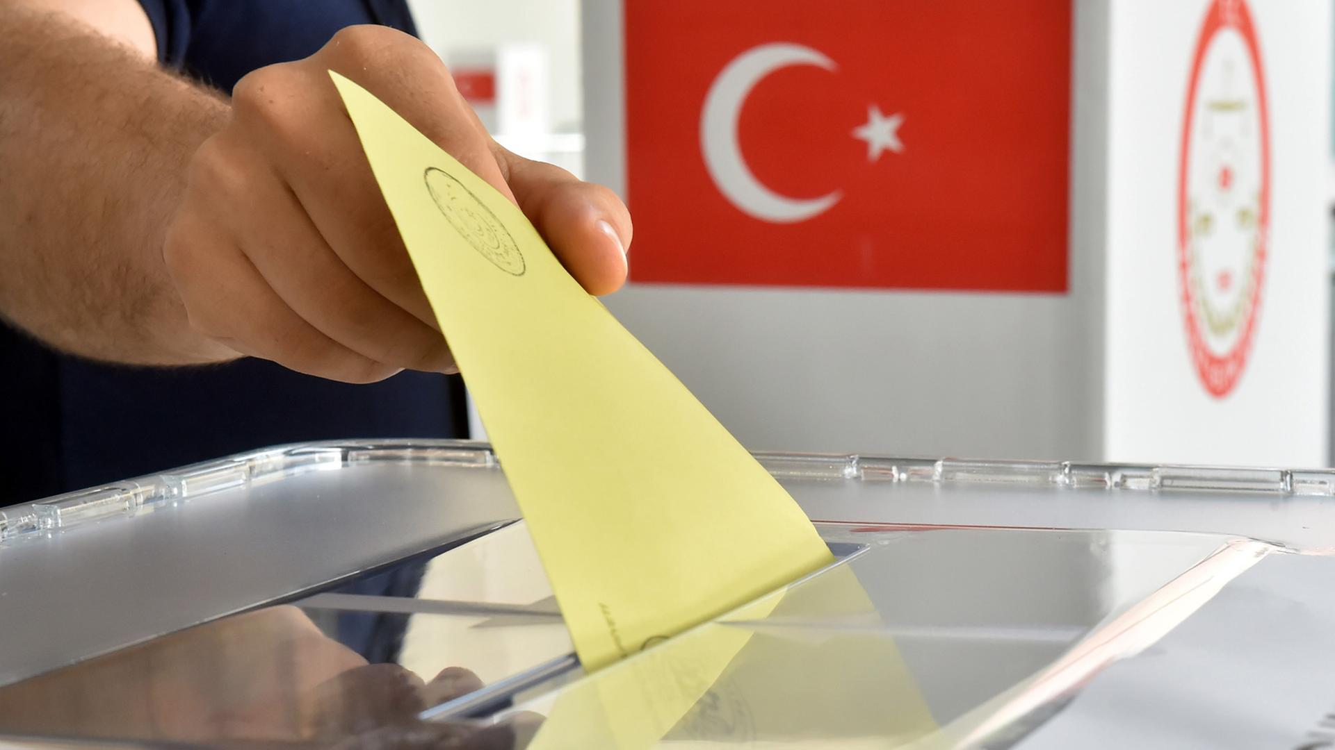 Auch auf dem Messegelände in Karlsruhe können türkische Bürgerinnen und Bürger ihre Stimme für die Präsidentschaftswahl in der Türkei abgeben, Aufnahme vom 31. Juli 2014 Auch auf dem Messegelände in Karlsruhe können türkische Bürgerinnen und Bürger ihre Stimme für die Präsidentschaftswahl in der Türkei abgeben, Aufnahme vom 31. Juli 2014