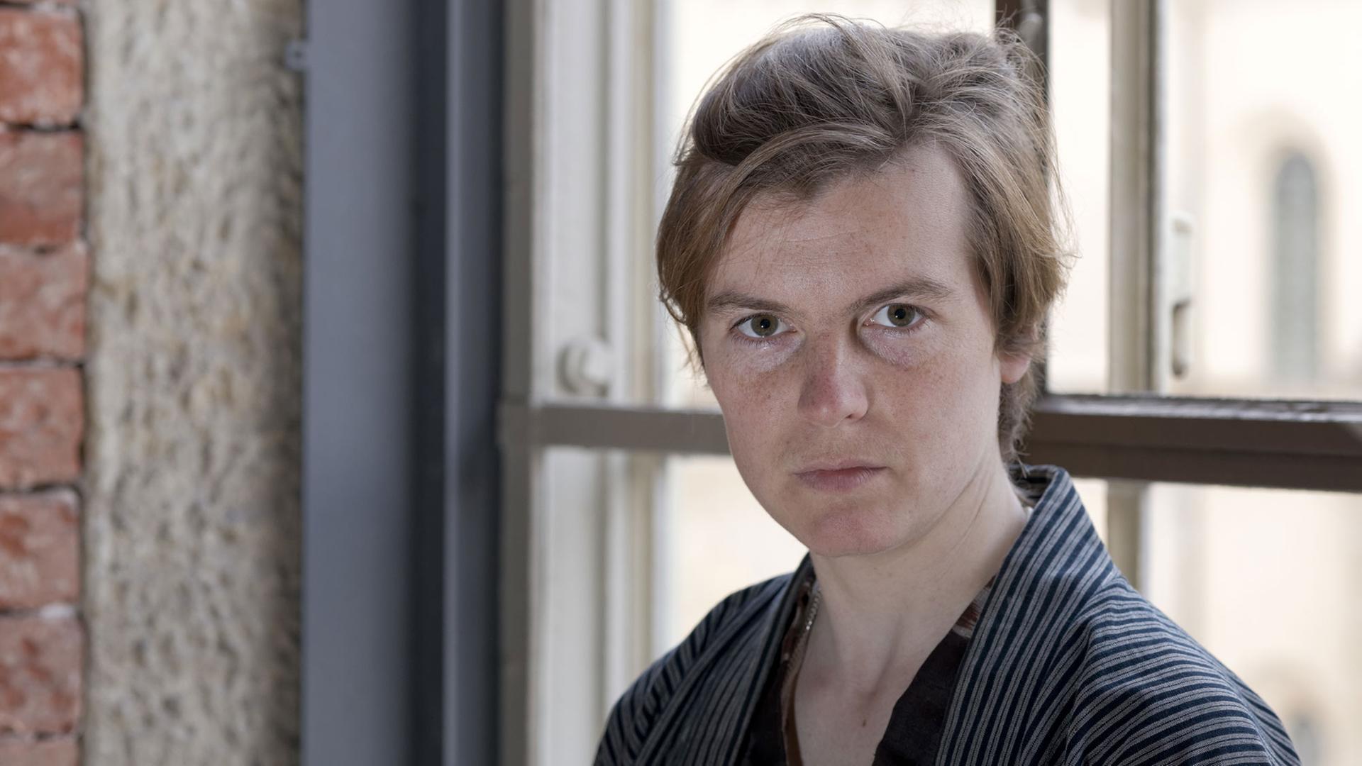 Schriftstellerin Ann Cotten posiert am Donnerstag (06.02.14) in der Allerheiligen Hofkirche in Muenchen fur ein Foto. Die gebuertige US-Amerikanerin, die inzwischen die oesterreichische Staatsangehoerigkeit besitzt, wird am Donnerstagabend (06.02.2014) in der Residenz in Muenchen mit dem Adelbert... Schriftstellerin Ann Cotten posiert am Donnerstag (06.02.14) in der Allerheiligen Hofkirche in Muenchen fur ein Foto. Die gebuertige US-Amerikanerin, die inzwischen die oesterreichische Staatsangehoerigkeit besitzt, wird am Donnerstagabend (06.02.2014) in der Residenz in Muenchen mit dem Adelbert...