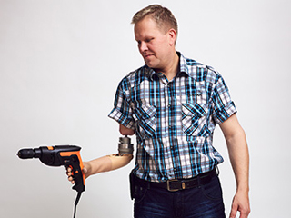 Mit der neuen Prothese lässt sich sogar eine Bohrmaschine bedienen. Mit der neuen Prothese lässt sich sogar eine Bohrmaschine bedienen.