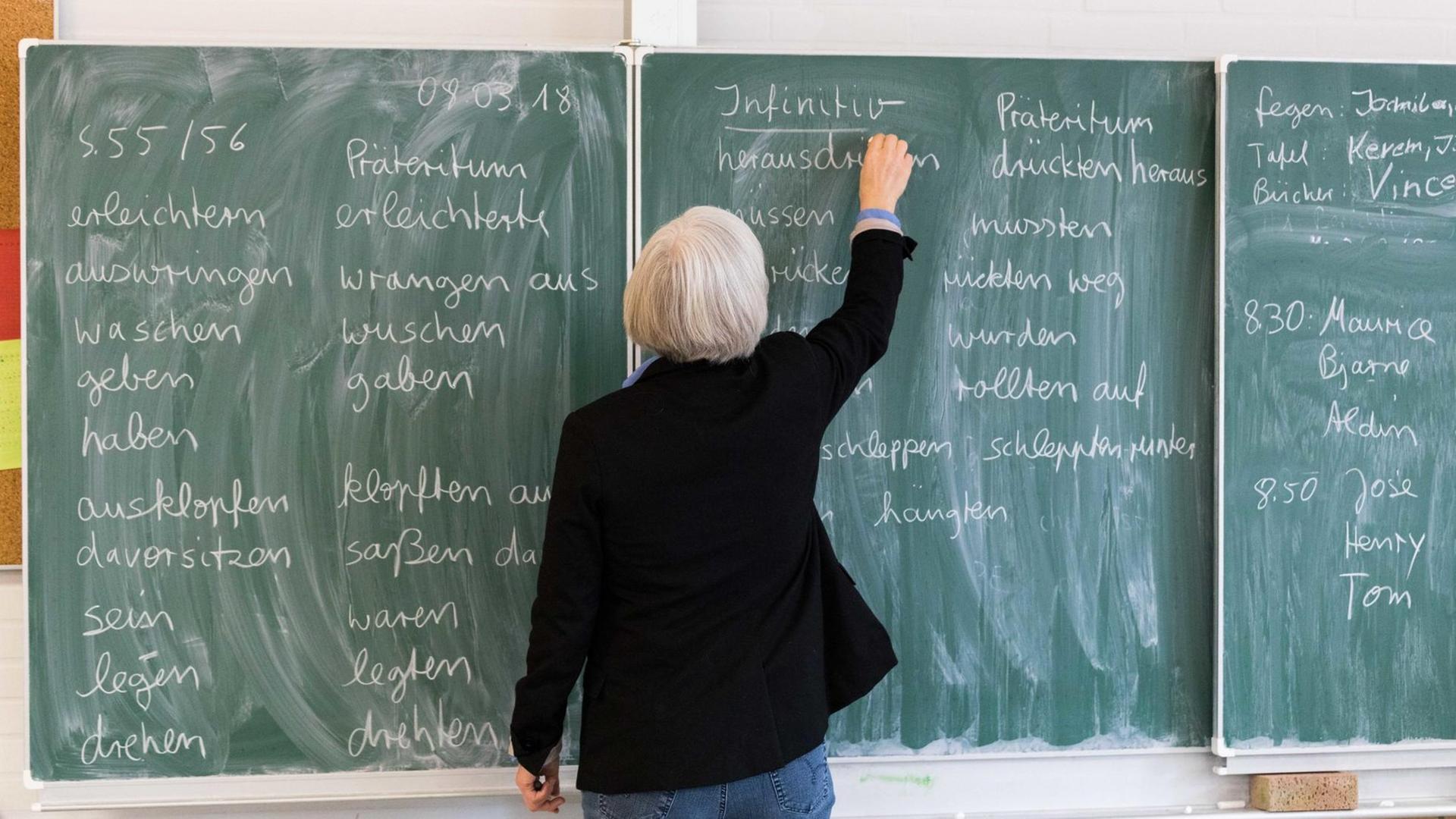 Eine Lehrerin während des Unterrichts an einer Schule in Bremen. Eine Lehrerin während des Unterrichts an einer Schule in Bremen.