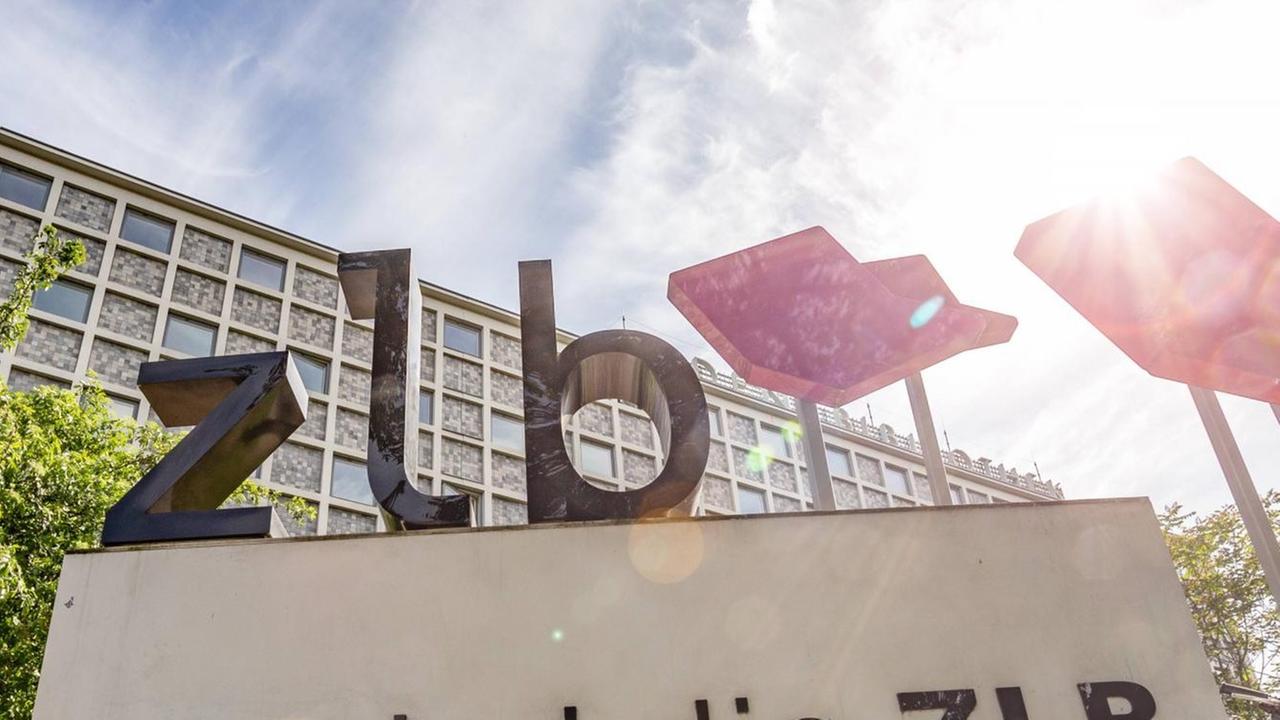 Das Eingangsschild der Berliner Landesbibliothek Das Eingangsschild der Berliner Landesbibliothek