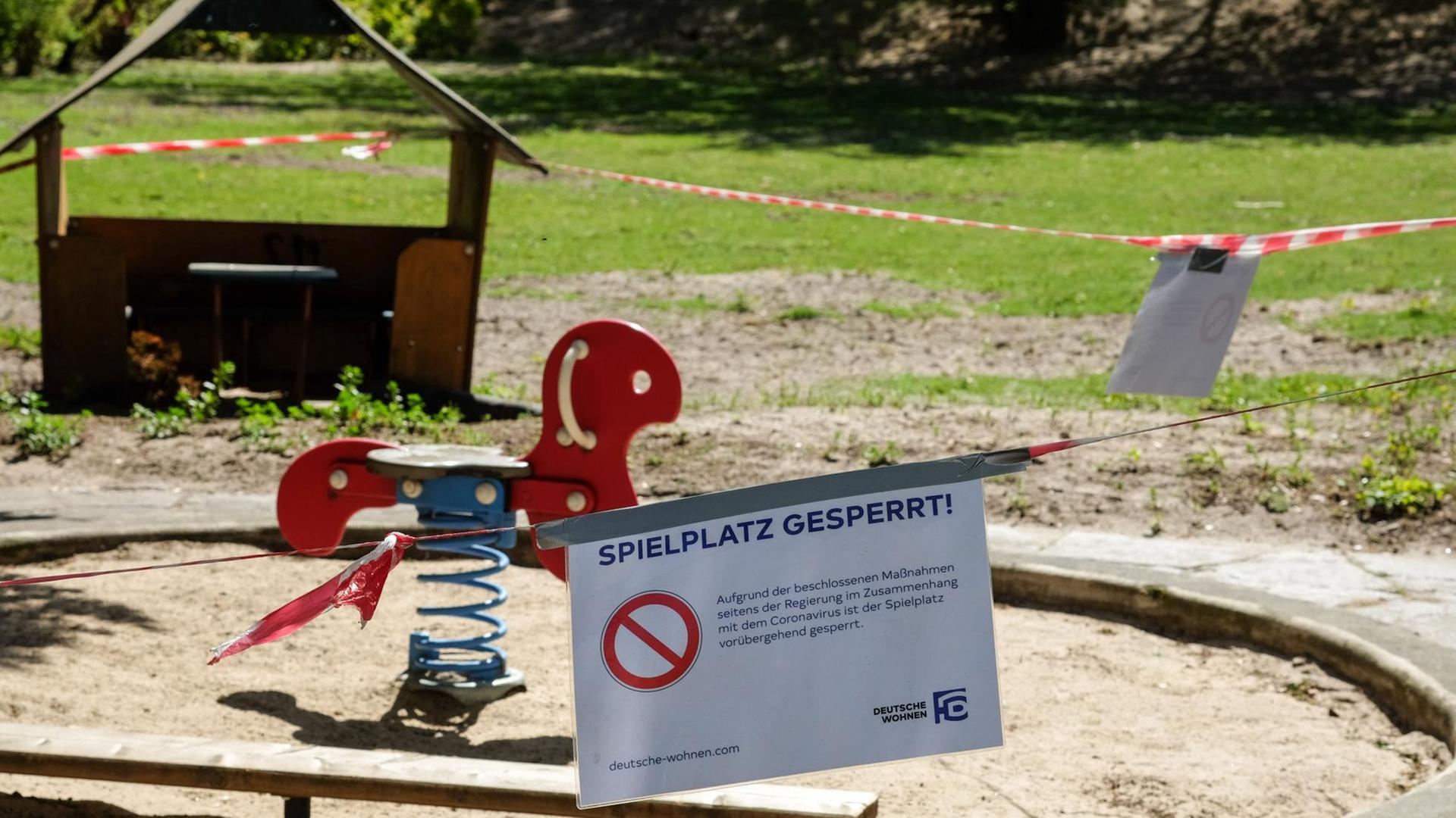 Absperrbänder und ein Schild "Spielplatz gesperrt" sind an einem Spielplatz in Charlottenburg angebracht. Absperrbänder und ein Schild "Spielplatz gesperrt" sind an einem Spielplatz in Charlottenburg angebracht.