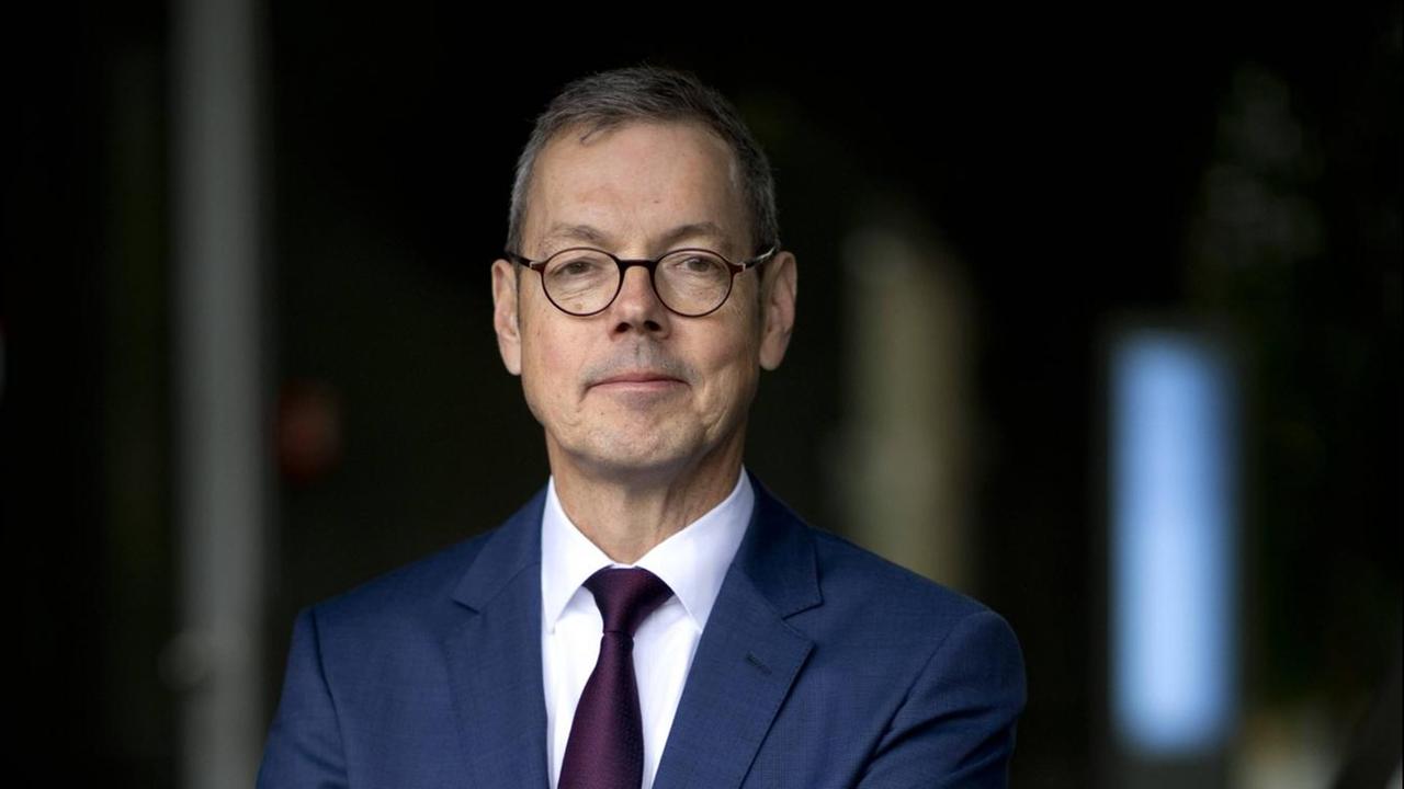 Peter Bofinger, Ökonom und Professor für Volkswirtschaftslehre und Mitglied des Sachverständigenrates zur Begutachtung der gesamtwirtschaftlichen Entwicklung (Wirtschaftsweiser). Peter Bofinger, Ökonom und Professor für Volkswirtschaftslehre und Mitglied des Sachverständigenrates zur Begutachtung der gesamtwirtschaftlichen Entwicklung (Wirtschaftsweiser).