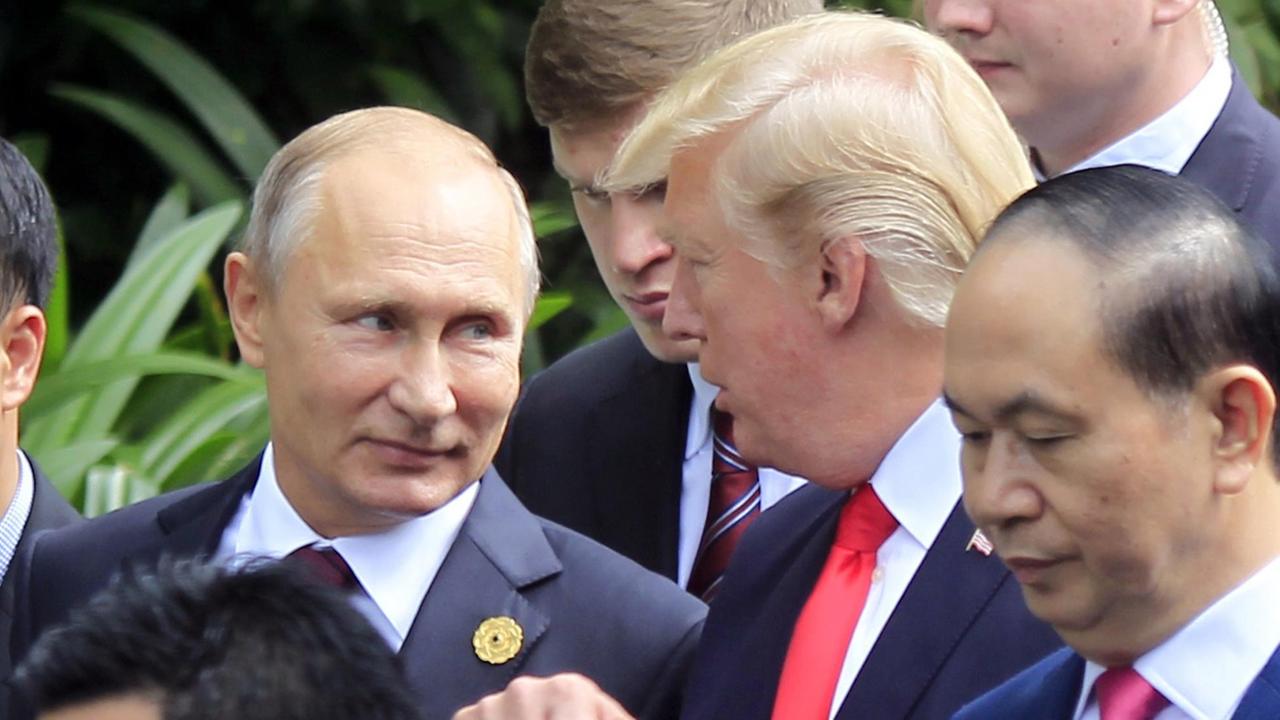 Der russische Staatschef Wladimir Putin und US-Präsident Donald Trump unterhalten sich.