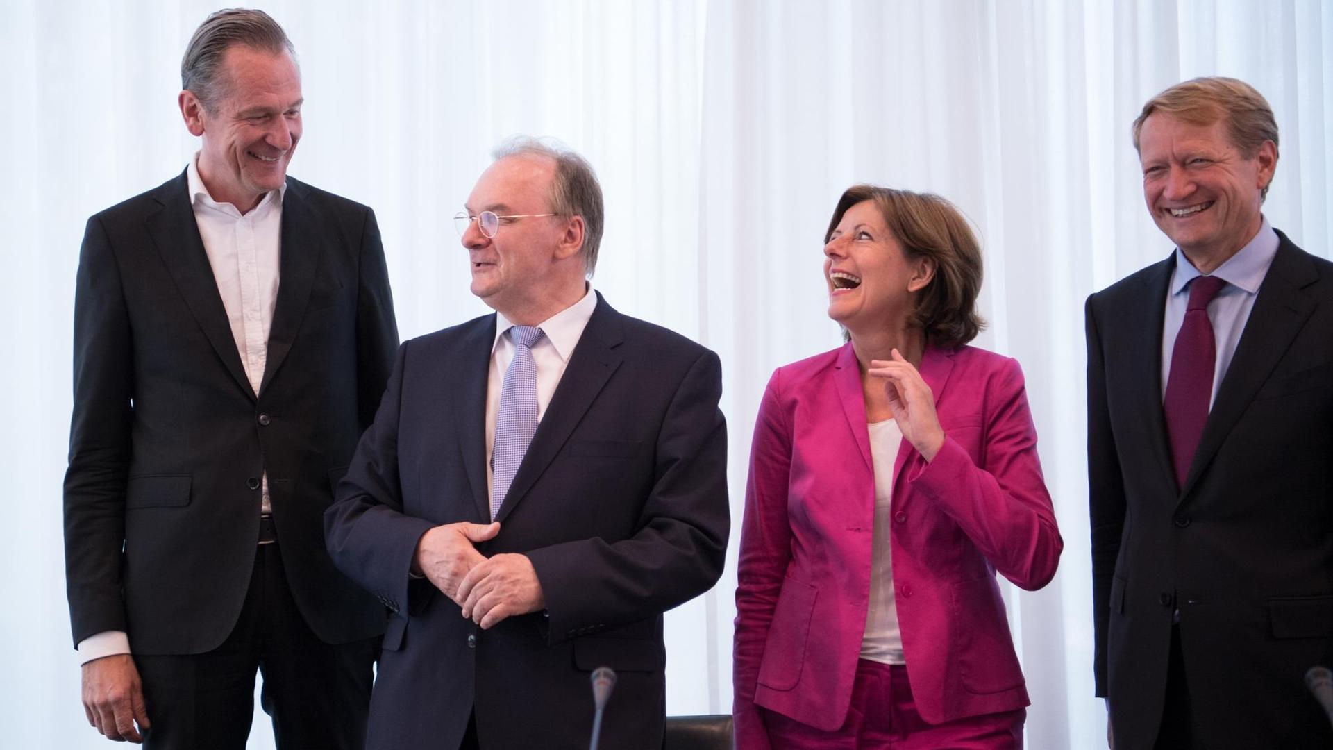 Mathias Döpfner, Rainer Haseloff, Malu Dreyer und Ulrich Wilhelm stehen nebeneinander und lachen Mathias Döpfner, Rainer Haseloff, Malu Dreyer und Ulrich Wilhelm stehen nebeneinander und lachen