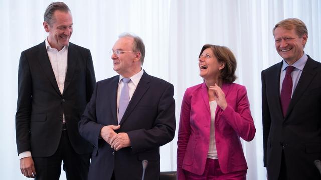 Mathias Döpfner, Rainer Haseloff, Malu Dreyer und Ulrich Wilhelm stehen nebeneinander und lachen