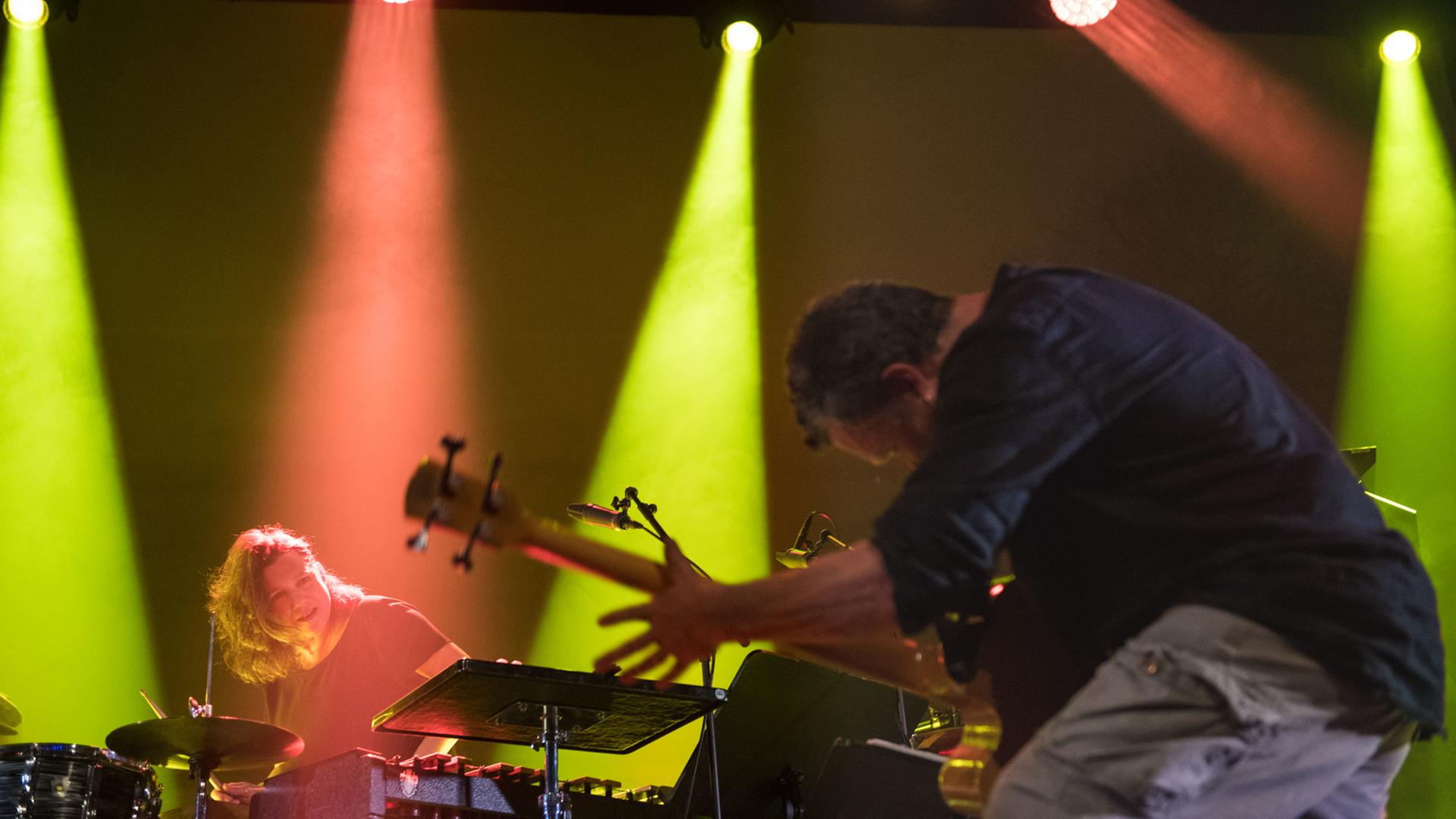 Die Percussionistin Tatiana Koleva und der Bassist Luc Ex vom niederländischen Quartett "Rubatong" bei ihrem Auftritt beim Moers Festival. Die Percussionistin Tatiana Koleva und der Bassist Luc Ex vom niederländischen Quartett "Rubatong" bei ihrem Auftritt beim Moers Festival.