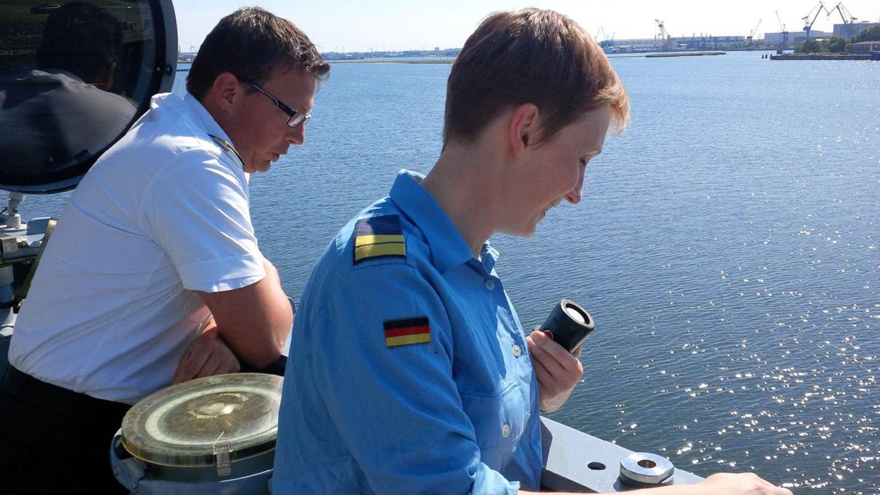 Oberleutnant zur See Paulina Janischewski mit Kommandant Köster beim Anlegen der Korvette "Ludwigshafen" im Marinestützpunkt Hohe Düne in Mecklenburg-Vorpommern. Oberleutnant zur See Paulina Janischewski mit Kommandant Köster beim Anlegen der Korvette "Ludwigshafen" im Marinestützpunkt Hohe Düne in Mecklenburg-Vorpommern.