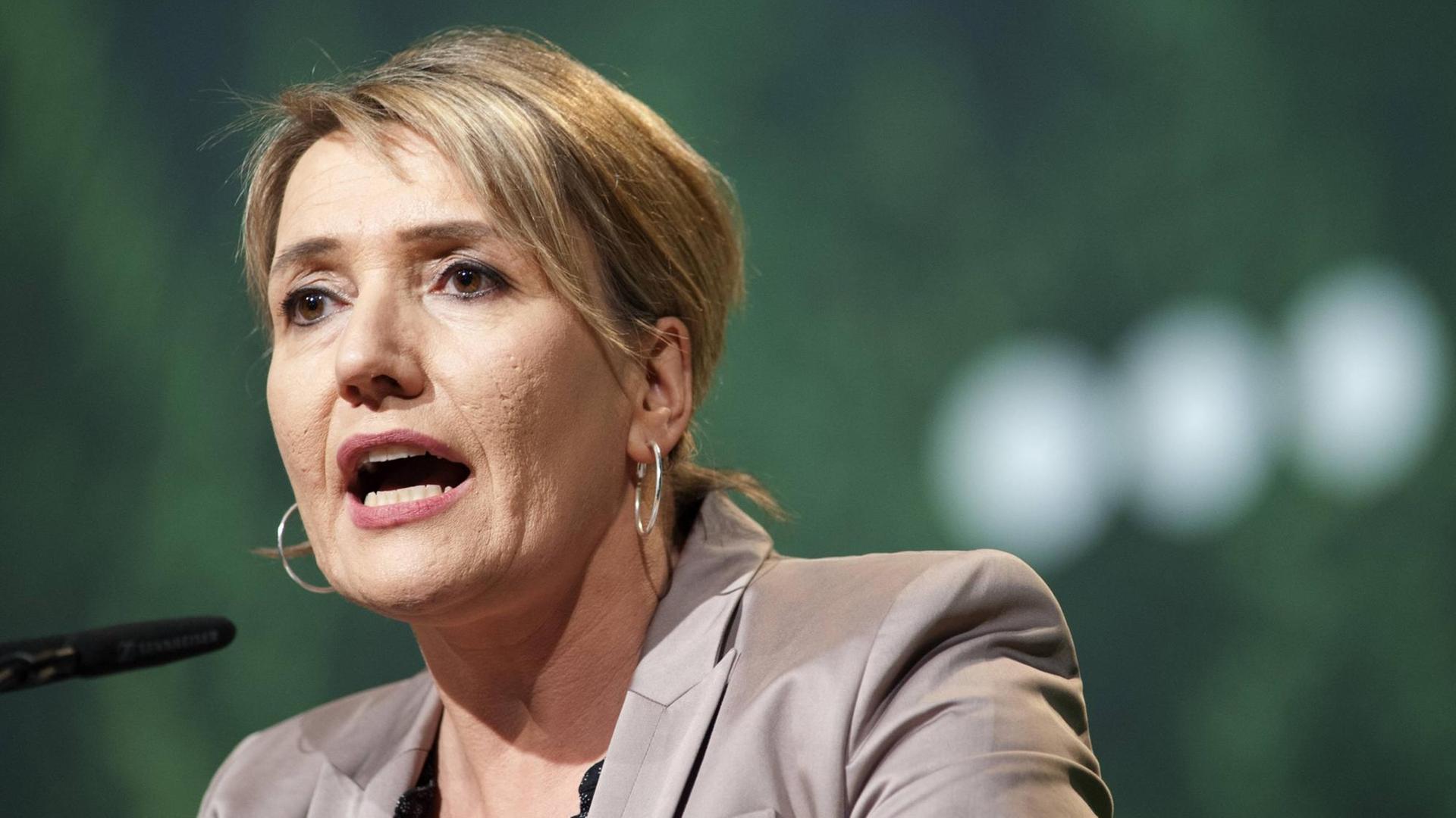 Simone Peter, frühere Bundesvorsitzende der Grünen. Heute ist sie Präsidentin des Bundesverbandes Erneuerbare Energien Simone Peter, frühere Bundesvorsitzende der Grünen. Heute ist sie Präsidentin des Bundesverbandes Erneuerbare Energien