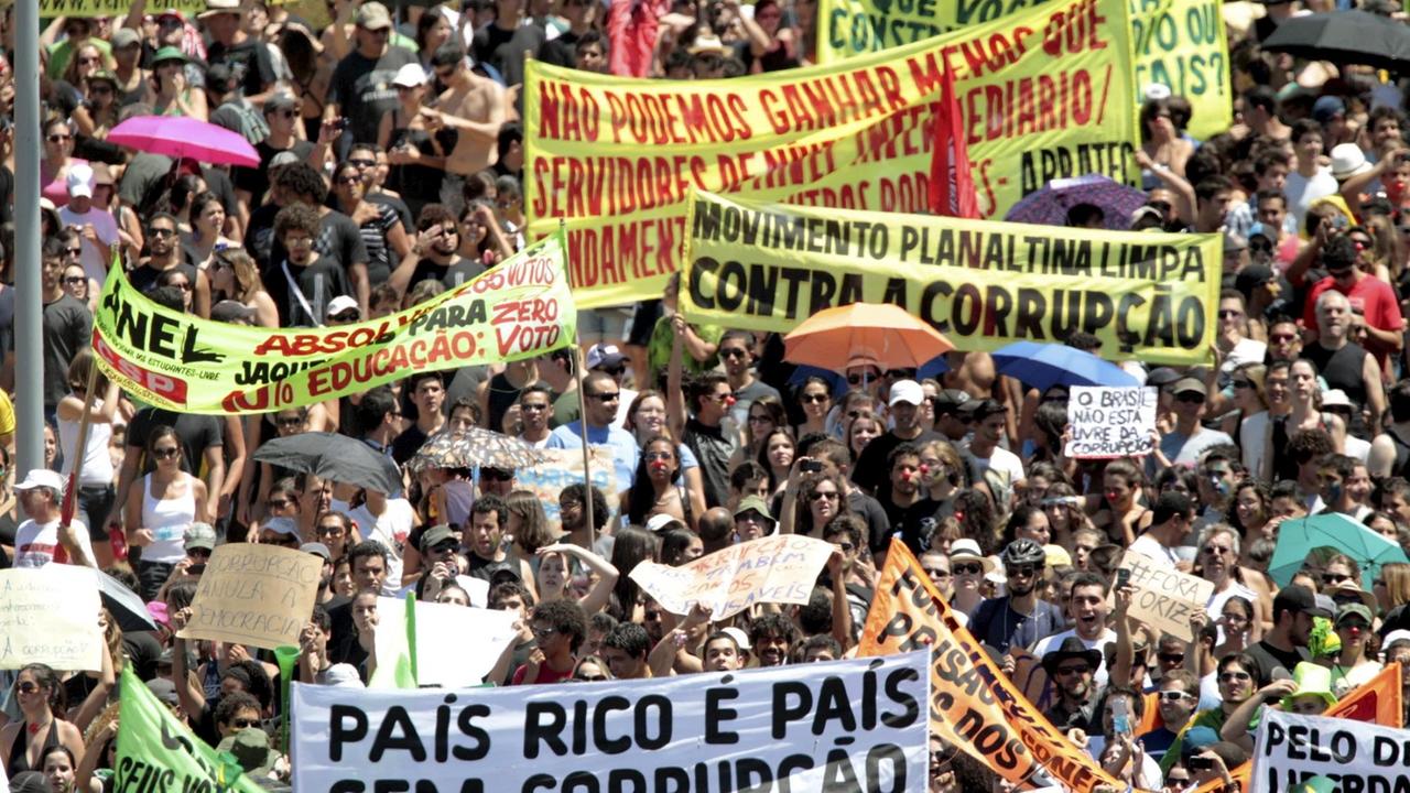 In Brasilien demonstrieren 2011 Zehntausende gegen Korruption. In Brasilien demonstrieren 2011 Zehntausende gegen Korruption.