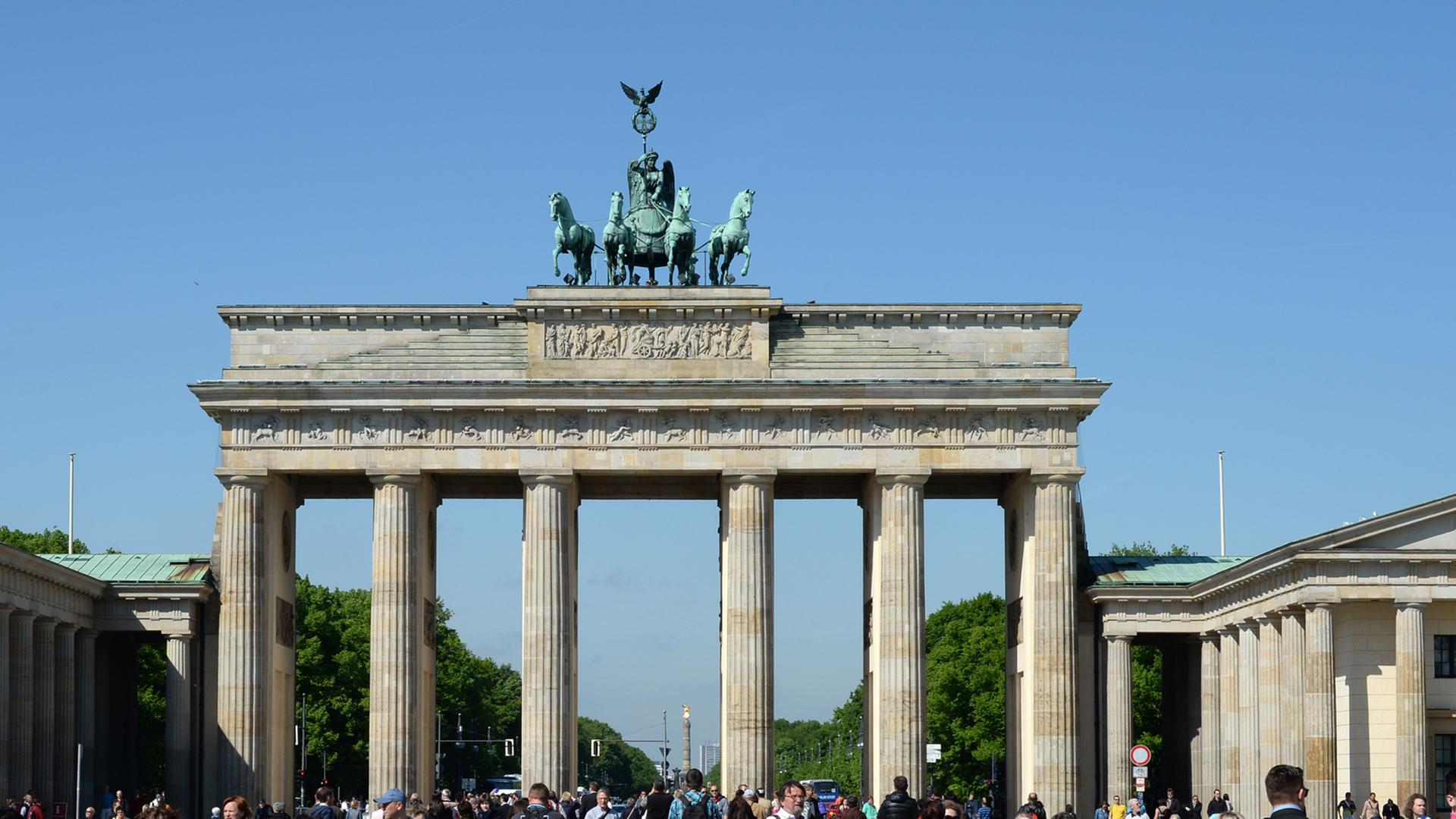 Ansicht des Brandenburger Tors vom Pariser Platz aus, davor zerstreut Menschen, dahinter in der Flucht die Siegessäule Ansicht des Brandenburger Tors vom Pariser Platz aus, davor zerstreut Menschen, dahinter in der Flucht die Siegessäule