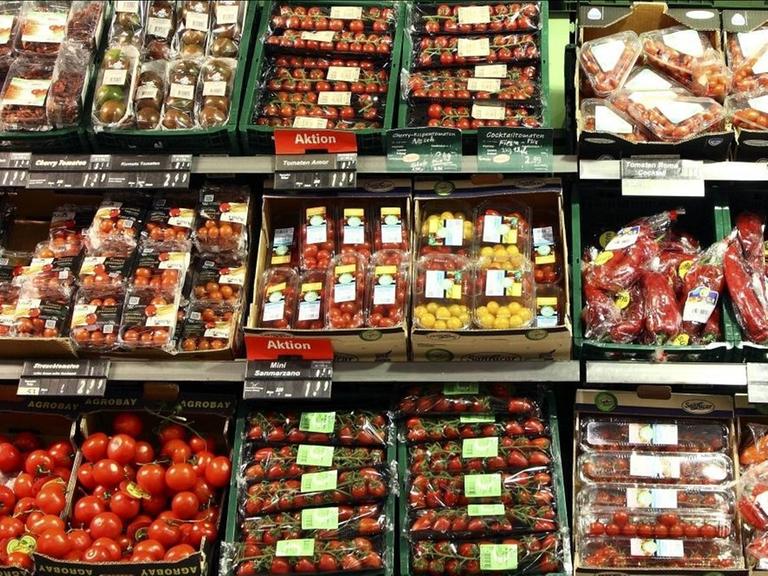 Lebensmittelabteilung mit Obst und Gemüse