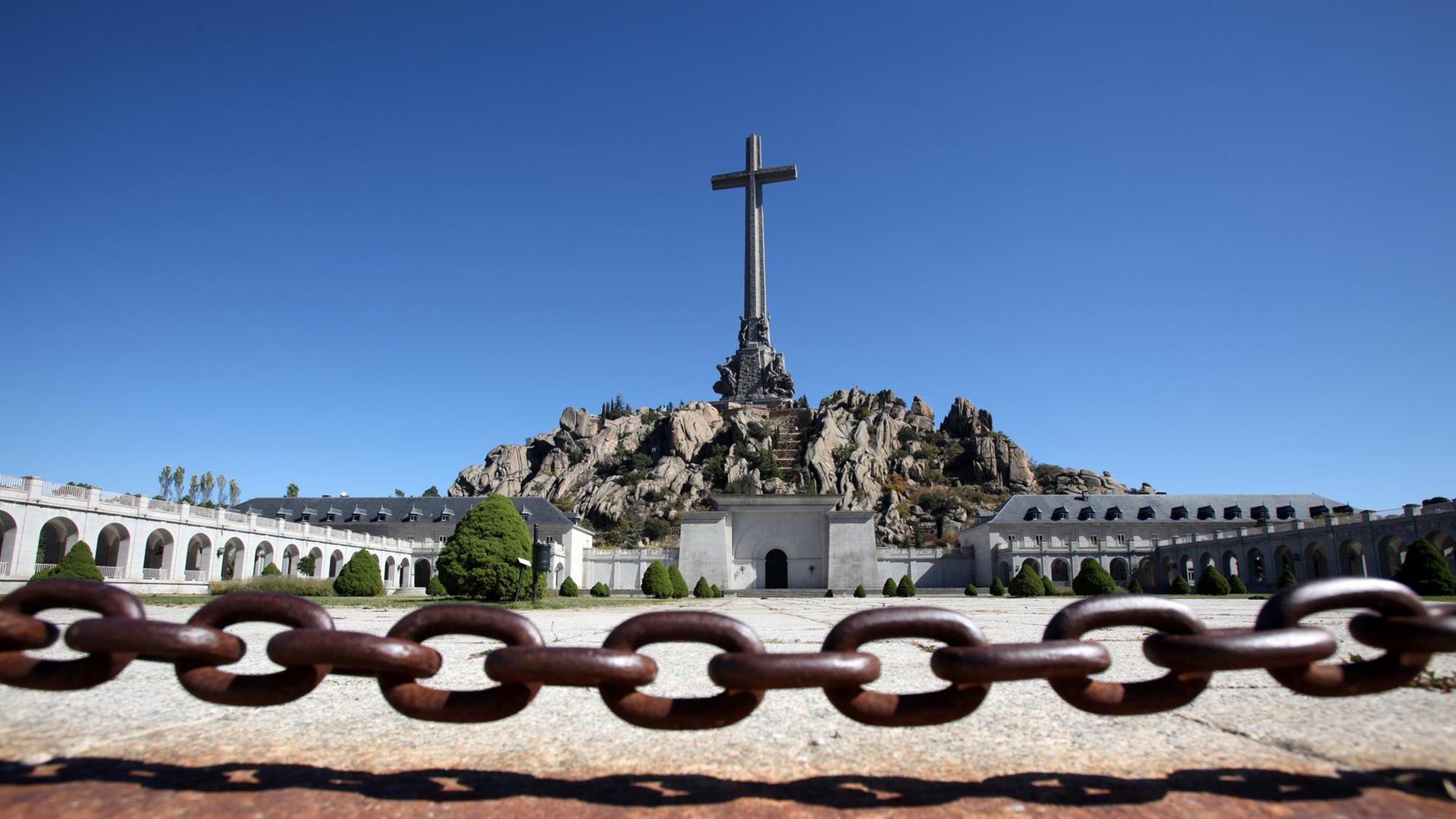Eine von Rost verfärbte Kette hängt auf dem Gelände des Tals der Gefallenen (Valle de los Caídos) nahe Madrid. Die Gedenkstätte zu Ehren der Gefallenen der faschistischen Truppen Francos im Spanischen Bürgerkrieg gilt als bedeutendes architektonisches Symbol der Diktatur und wurde u.a. von etwa 20.000 Zwangsarbeitern errichtet. Eine von Rost verfärbte Kette hängt auf dem Gelände des Tals der Gefallenen (Valle de los Caídos) nahe Madrid. Die Gedenkstätte zu Ehren der Gefallenen der faschistischen Truppen Francos im Spanischen Bürgerkrieg gilt als bedeutendes architektonisches Symbol der Diktatur und wurde u.a. von etwa 20.000 Zwangsarbeitern errichtet.