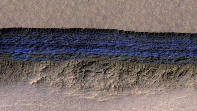 An der Abbruchkante enthüllen dicke Schichten aus Mars-Eis ihre vertikale Struktur.