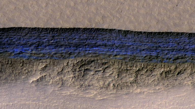 An der Abbruchkante enthüllen dicke Schichten aus Mars-Eis ihre vertikale Struktur. An der Abbruchkante enthüllen dicke Schichten aus Mars-Eis ihre vertikale Struktur.