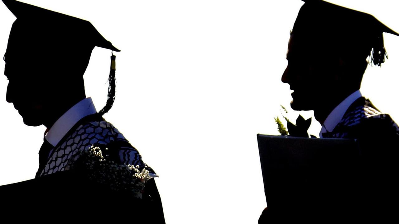 Zwei palästinensische Studierende in Talar und Dokturhut während ihrer Graduation an der Uni in Nablus.
