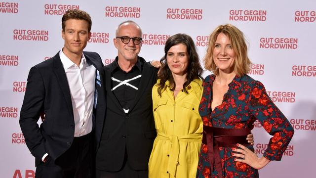 Alexander Fehling, Daniel Glattauer, Nora Tschirner und Vanessa Jopp posieren bei der Filmpremiere
