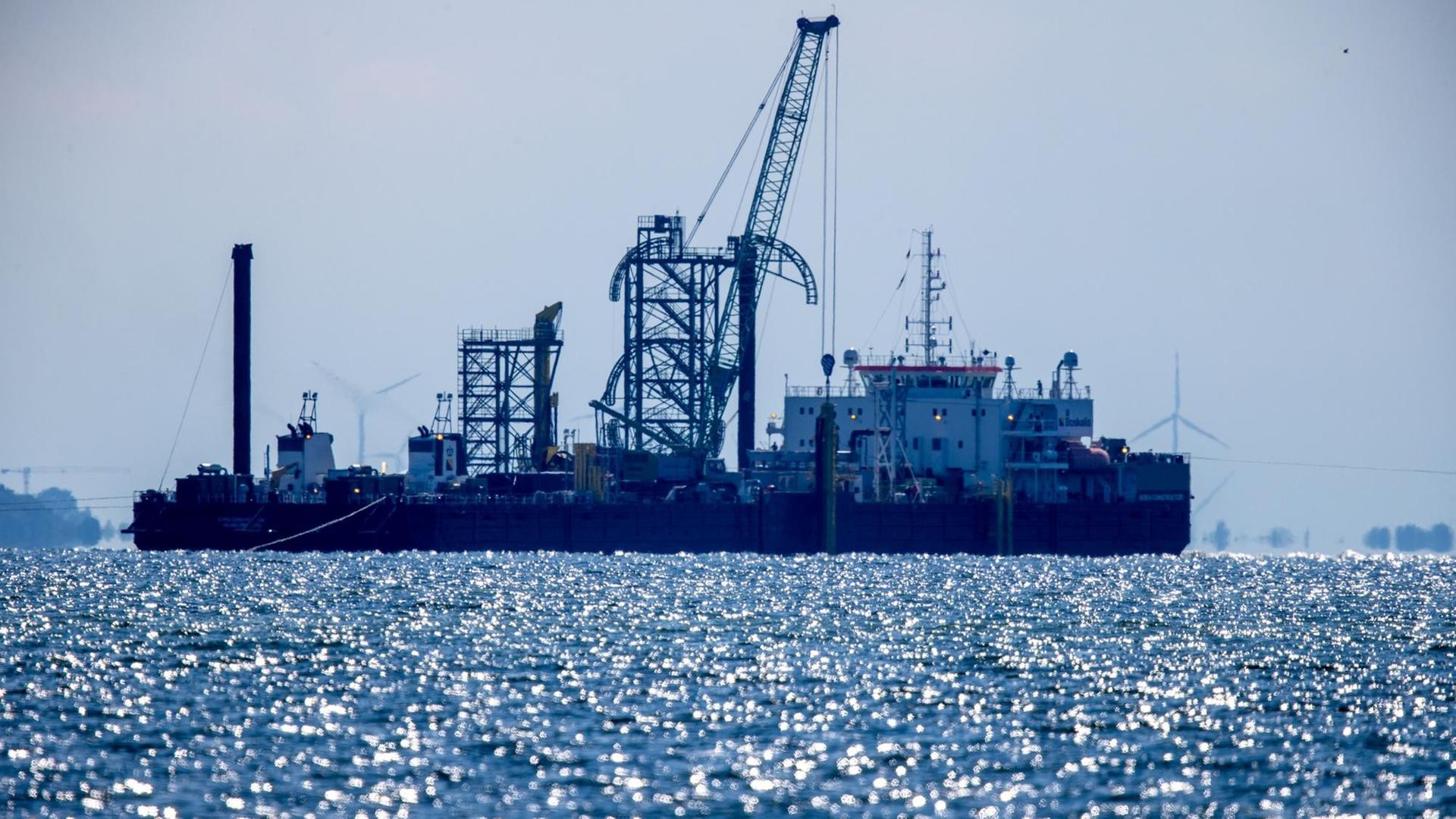 Mecklenburg-Vorpommern, Lubmin: Das 120 Meter lange Arbeitsschiff «Boka Constructor» liegt im Greifswalder Bodden vor dem Hafen von Lubmin. Mecklenburg-Vorpommern, Lubmin: Das 120 Meter lange Arbeitsschiff «Boka Constructor» liegt im Greifswalder Bodden vor dem Hafen von Lubmin.