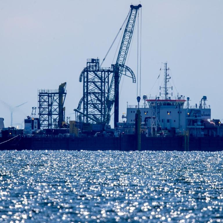 Mecklenburg-Vorpommern, Lubmin: Das 120 Meter lange Arbeitsschiff «Boka Constructor» liegt im Greifswalder Bodden vor dem Hafen von Lubmin.