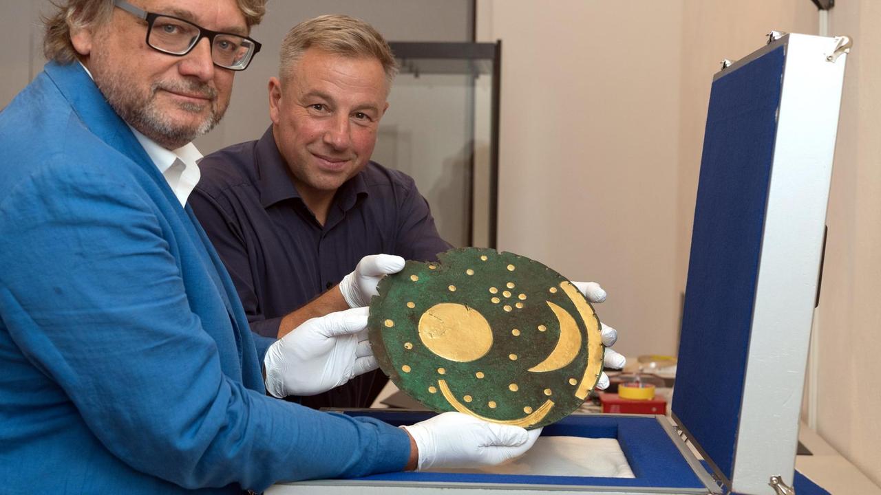 Harald Meller und Matthias Wemhoff holen die Himmelsscheibe von Nebra aus einer Schatulle
Harald Meller und Matthias Wemhoff holen die Himmelsscheibe von Nebra aus einer Schatulle