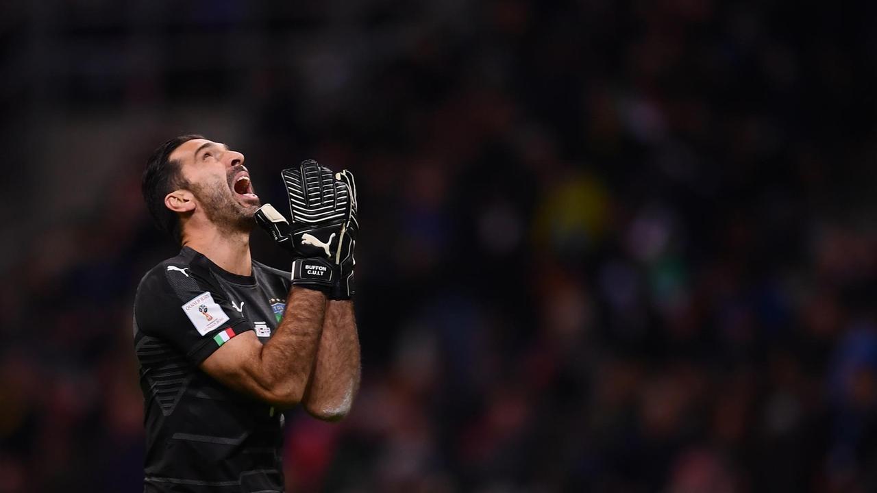 Der Torhüter der italienischen Nationalmannschaft, Gianluigi Buffon, während des WM-Qualifikationspiel gegen Schweden 13.11.17 im San Siro Stadion in Mailand.
Der Torhüter der italienischen Nationalmannschaft, Gianluigi Buffon, während des WM-Qualifikationspiel gegen Schweden 13.11.17 im San Siro Stadion in Mailand.