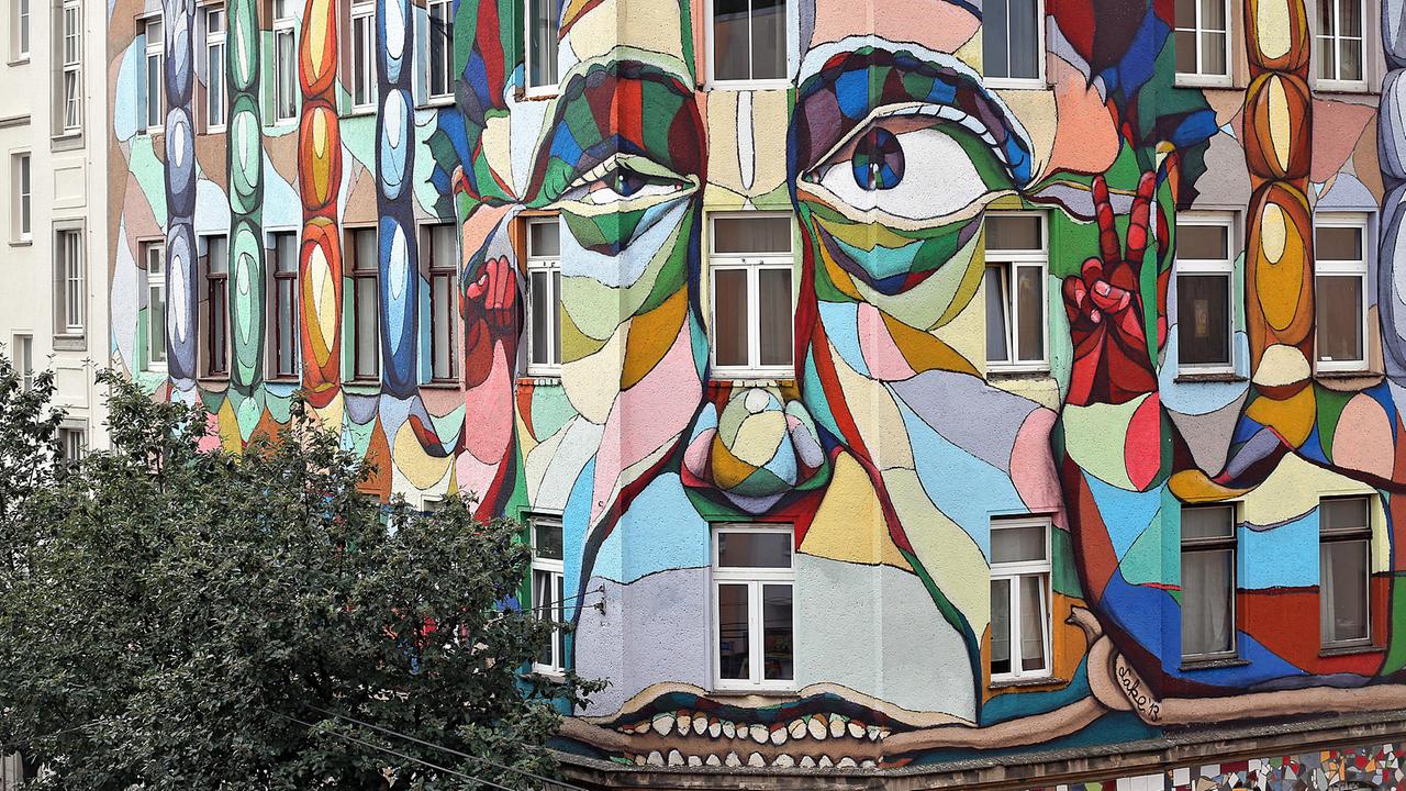 Ein legales Graffito verziert ein Eckhaus im Osten von Halle.