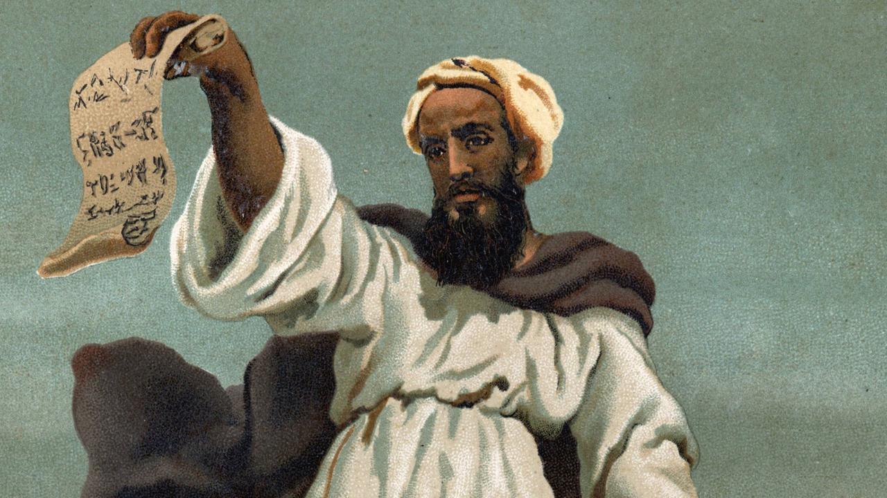Gemälde von Mohammed, vom Kopf bis zu den Knien vor grauem Himmel, in weißem Gewand, mit schwarzem Bart und weißem Kopftuch, in seiner Hand hält er einen Bogen Papier hoch.