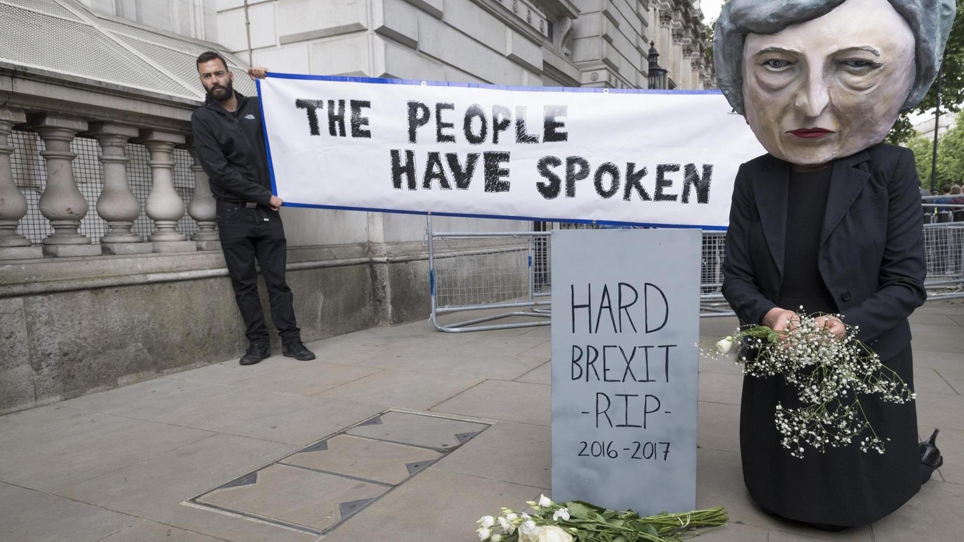 3125749 06/09/2017 Activist protest against rough Brexit outside Downing Street 10. Prime Minister Theresa May received a permission from the Queen to form a new cabinet of ministers. Alex McNaughton/Sputnik Foto: Alex Mcnaughton/Sputnik/dpa | 3125749 06/09/2017 Activist protest against rough Brexit outside Downing Street 10. Prime Minister Theresa May received a permission from the Queen to form a new cabinet of ministers. Alex McNaughton/Sputnik Foto: Alex Mcnaughton/Sputnik/dpa |