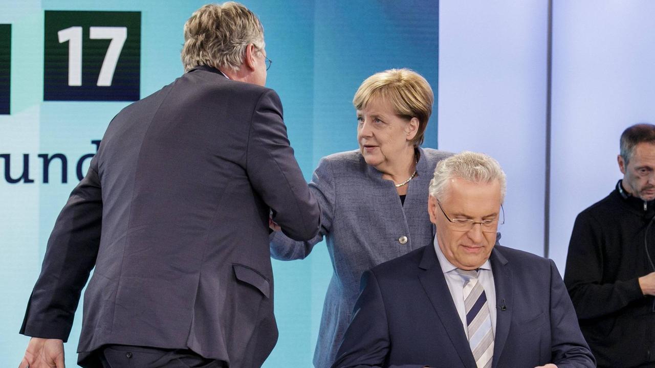 Berliner Runde im ARD Hauptstadtstudio. Die CDU-Parteivorsitzende und Bundeskanzlerin Angela Merkel begruesst den AfD-Vorsitzenden Joerg Meuthen und Joachim Herrmann, CSU. Berlin 24.09.2017 Berliner Runde im ARD Hauptstadtstudio. Die CDU-Parteivorsitzende und Bundeskanzlerin Angela Merkel begruesst den AfD-Vorsitzenden Joerg Meuthen und Joachim Herrmann, CSU. Berlin 24.09.2017
