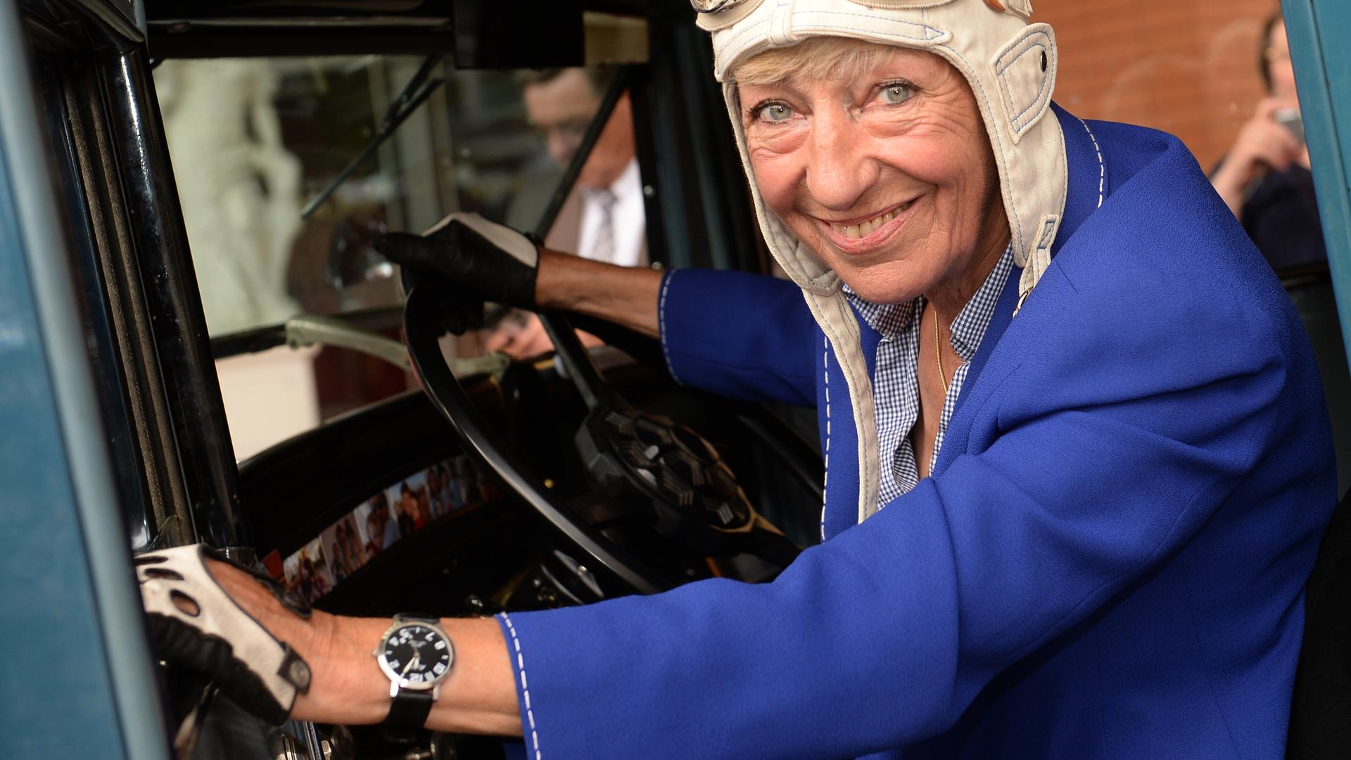 Heidi Hetzer zeigt sich gern im Oldtimer Heidi Hetzer zeigt sich gern im Oldtimer