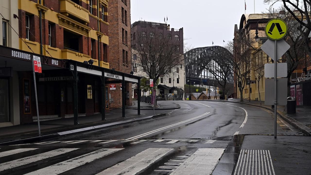 Leere Straße in Sydney, im Hintergrund ist die Sydney Harbour Bridge zu sehen Leere Straße in Sydney, im Hintergrund ist die Sydney Harbour Bridge zu sehen